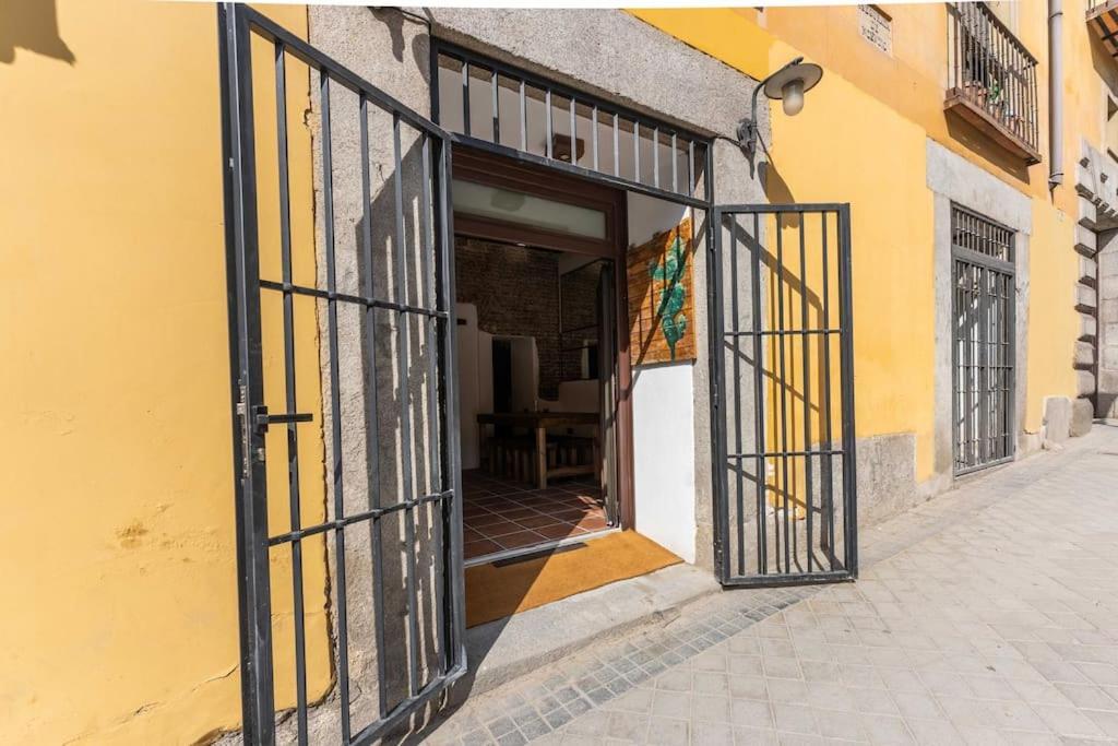 Encantador Apartamento En Calle Segovia マドリード エクステリア 写真